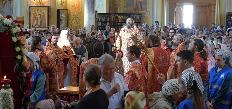 Паломники Балаковской епархии приложились к мощам великомученика Георгия Победоносца