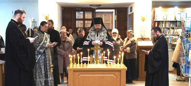Уставное богослужение в храме в честь Рождества Христова. Архиерейская служба