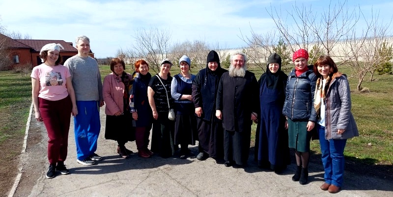 Волонтеры общества «БлагоДарю 64» посетили Свято-Никольский женский монастырь