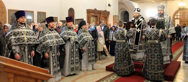 АРХИЕРЕЙСКОЕ БОГОСЛУЖЕНИЕ В СВЯТО-ТРОИЦКОМ КАФЕДРАЛЬНОМ СОБОРЕ Г. БАЛАКОВО