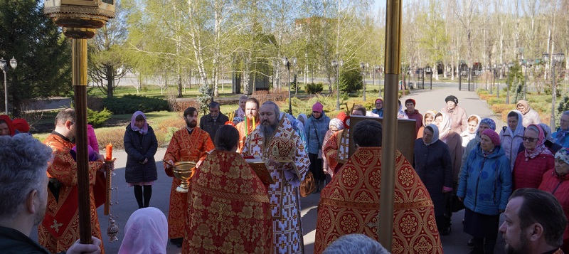 Божественная литургия в Понедельник Светлой седмицы в храме Рождества Христова. Архиерейское богослужение