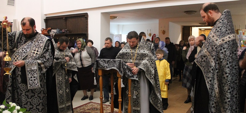 Вечерня с чином выноса Плащаницы в храме Рождества Христова