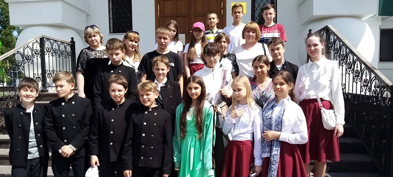 Воспитанники хвалынской православной гимназии посетили храм Рождества Христова
