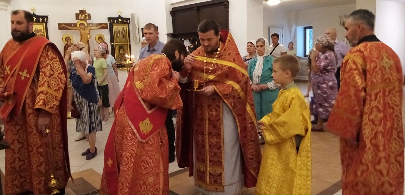Вечернее богослужение с чином выноса Креста в храме Рождества Христова