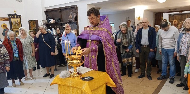 Божественная литургия в храме Рождества Христова в праздник Воздвижения Креста Господня