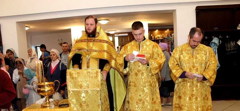 Божественная литургия в храме Рождества Христова