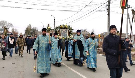 В Балакове прошел  крестный ход в честь Казанской иконы Божией Матери