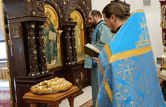 Божественная литургия в храме Рождества Христова в праздник Сретения Господня