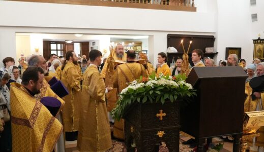 Божественная литургия в Неделю 2-ю по Пятидесятнице, Всех святых, в земле Русской просиявших. Архиерейское богослужение