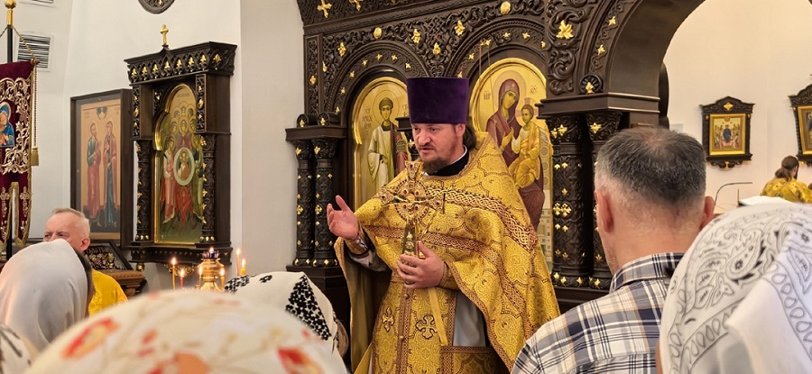 Божественная литургия в Неделю 1-ю по Пятидесятнице, Всех святых, в храме Рождества Христова