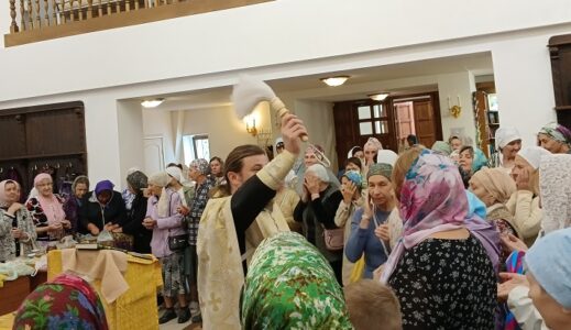 Божественная литургия в праздник Происхождения Честных Древ Животворящего Креста Господня в храме Рождества Христова