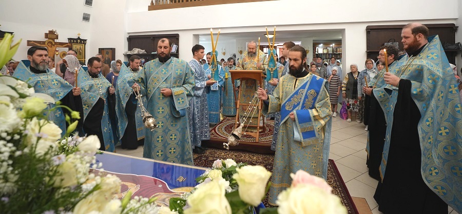 Всенощное бдение с чином Погребения Божией Матери в храме Рождества Христова. Архиерейское богослужение