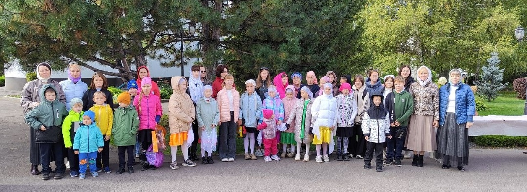 Праздник в честь Дня пожилого человека прошел на территории храма Рождества Христова