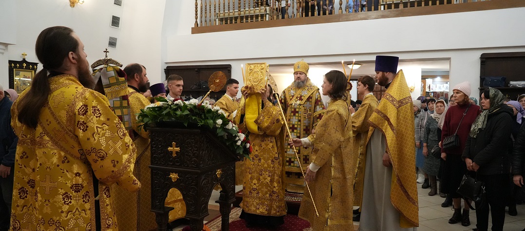 Божественная литургия в храме Рождества Христова в Неделю 21-ю по Пятидесятнице. Архиерейское богослужение