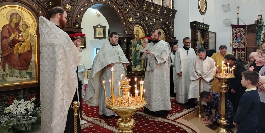 Божественная литургия в престольный праздник в день Рождества Христова