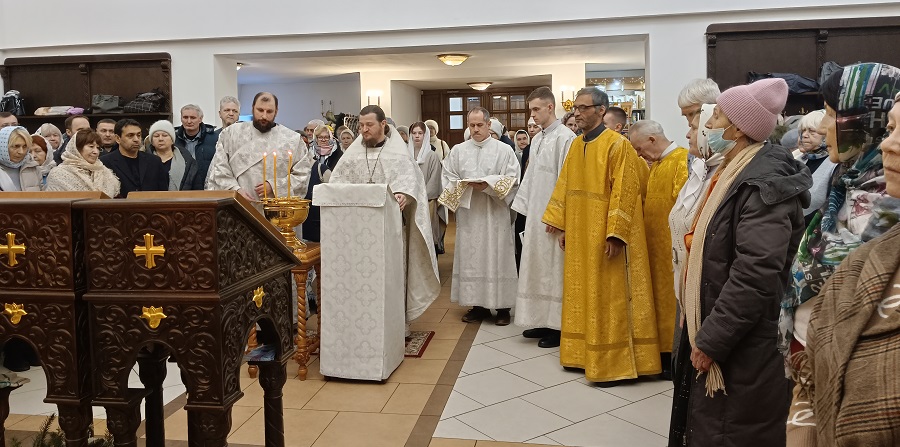 Божественная литургия в Неделю 32-ю по Пятидесятнице, Навечерие Богоявления, в храме Рождества Христова