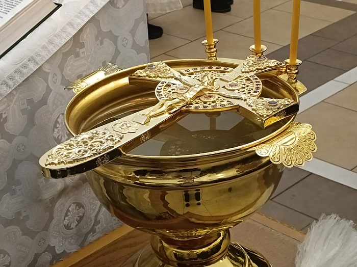 Почему великое освящение воды на Крещение Господне совершается дважды?