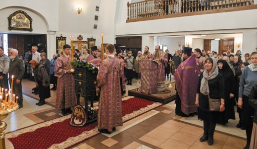 Епископ Иннокентий совершил утреню с чтением акафиста Пресвятой Богородице в храме Рождества Христова г. Балаково