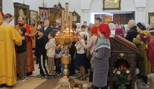 Божественная литургия в Неделю 3-ю по Пасхе, святых жен-мироносиц, в храме Рождества Христова