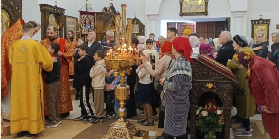 Божественная литургия в Неделю 3-ю по Пасхе, святых жен-мироносиц, в храме Рождества Христова