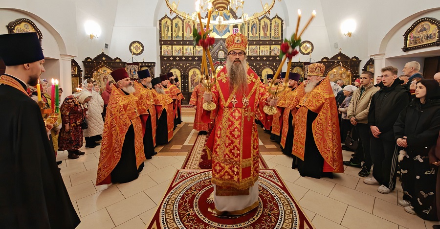 Епископ Иннокентий совершил Великую Пасхальную вечерню в храме Рождества Христова