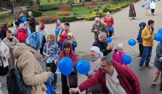 Волонтеры общества «БлагоДарю 64» присоединились к международной акции «Зажги синим!»