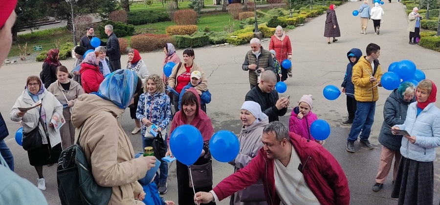 Волонтеры общества «БлагоДарю 64» присоединились к международной акции «Зажги синим!»