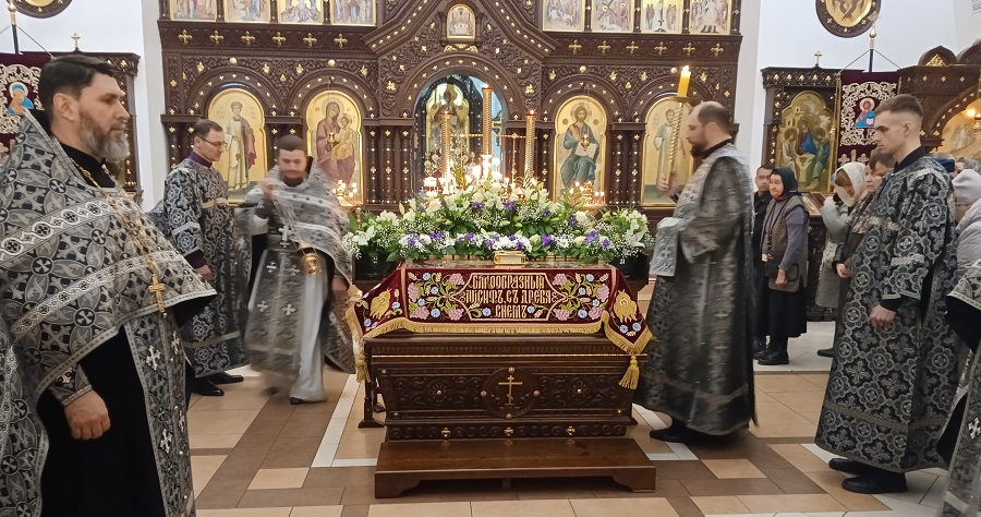 Вечерня с чином выноса Плащаницы Господа нашего Иисуса Христа в храме Рождества Христова