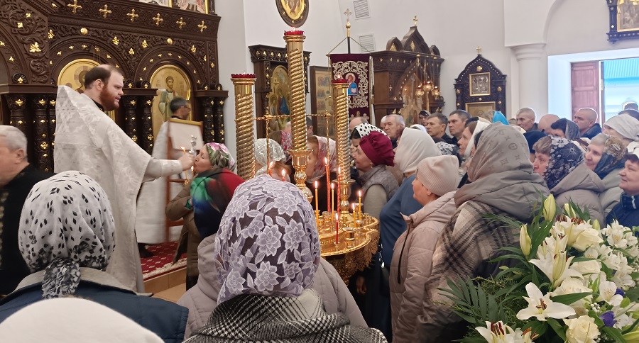 Божественная литургия в Великую Субботу в храме Рождества Христова