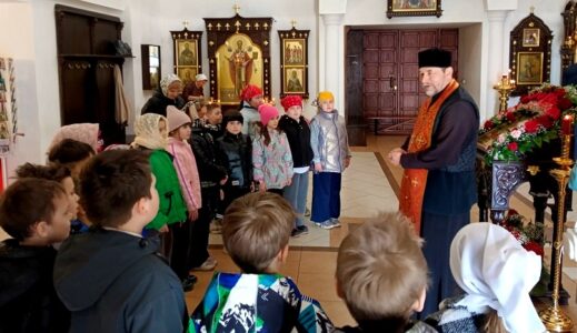 Школьникам и студентам рассказали о пасхальных традициях в храме Рождества Христова