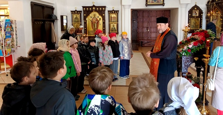 Школьникам и студентам рассказали о пасхальных традициях в храме Рождества Христова
