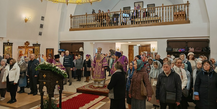 В Великий Четверг Епископ Иннокентий совершил Божественную литургию в храме Рождества Христова г. Балаково