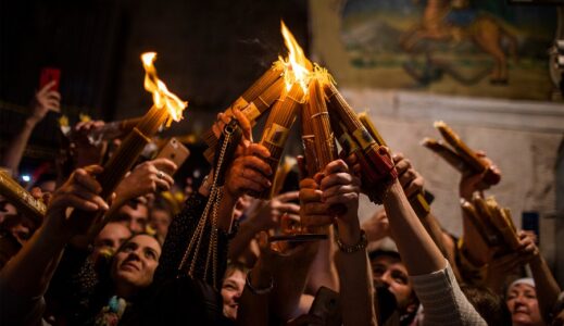 Благодатный огонь сошел в храме Гроба Господня в Иерусалиме