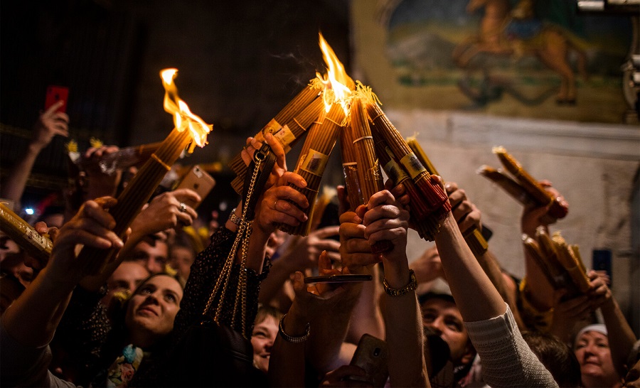 Благодатный огонь сошел в храме Гроба Господня в Иерусалиме