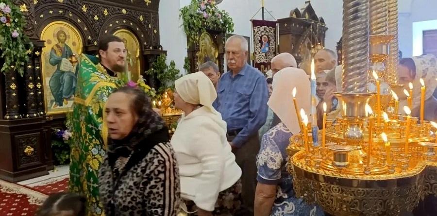 Божественная литургия в День Святой Троицы в храме Рождества Христова