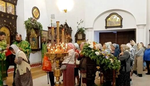 Божественная литургия в День Святого Духа в храме Рождества Христова