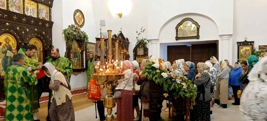Божественная литургия в День Святого Духа в храме Рождества Христова